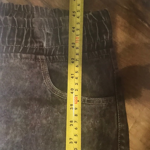 Faded jeans gather at the waste & at the ankles. - Picture 6 of 6